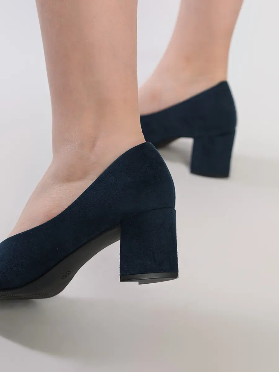 Темно-синие туфли на фигурном каблуке